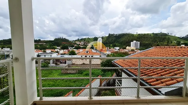 Foto 1 de Casa de 3 quartos (2 suítes) com sacadas e garagem para 3 carros, Centro