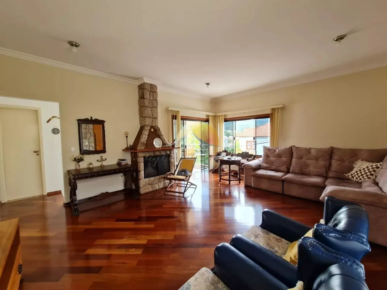 Foto 2 de Casa de 3 quartos (2 suítes) com sacadas e garagem para 3 carros, Centro