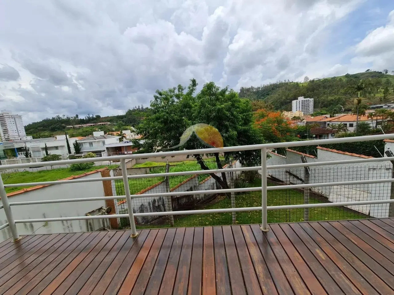 Foto 4 de Casa de 3 quartos (2 suítes) com sacadas e garagem para 3 carros, Centro