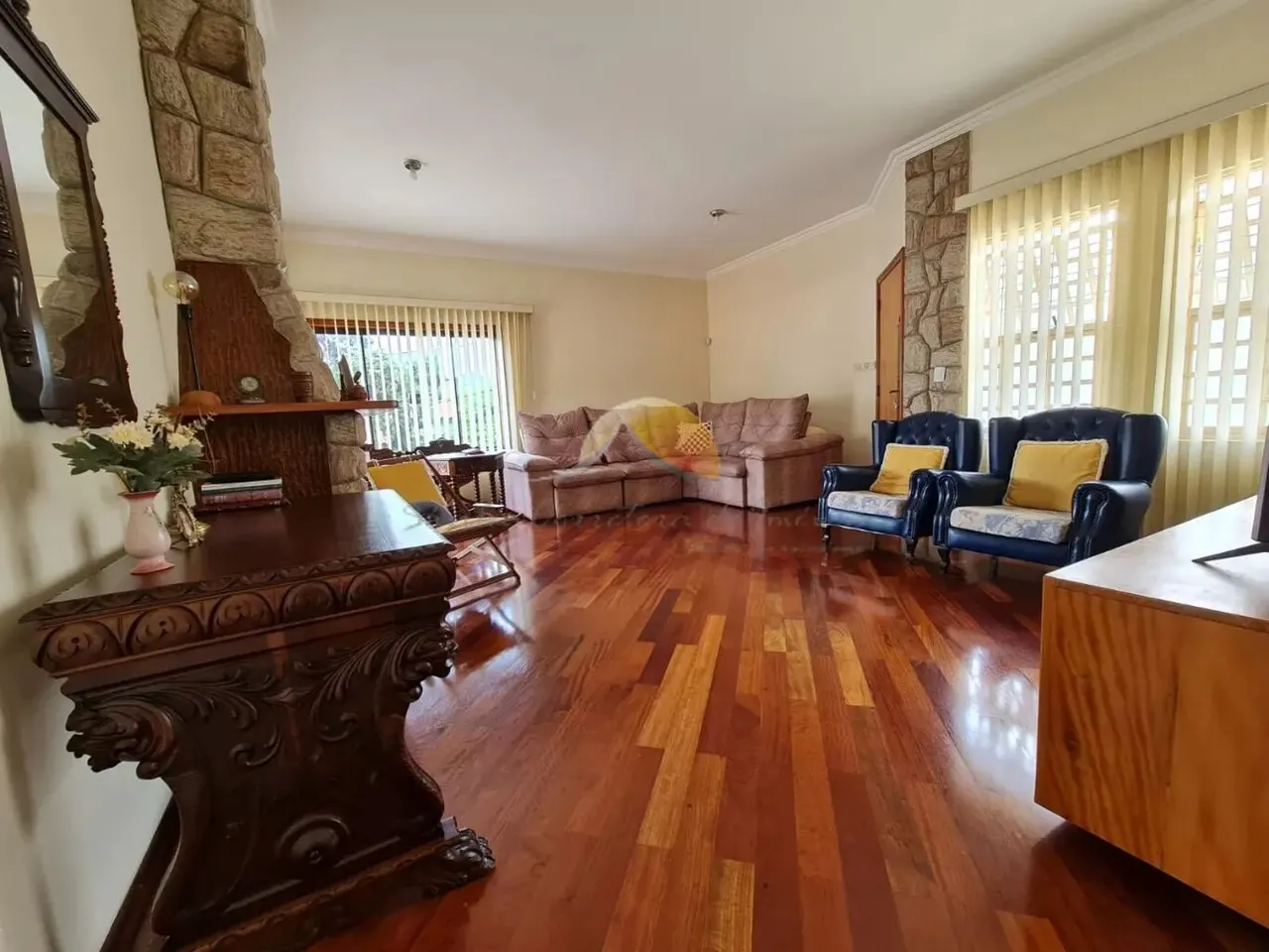 Foto 5 de Casa de 3 quartos (2 suítes) com sacadas e garagem para 3 carros, Centro