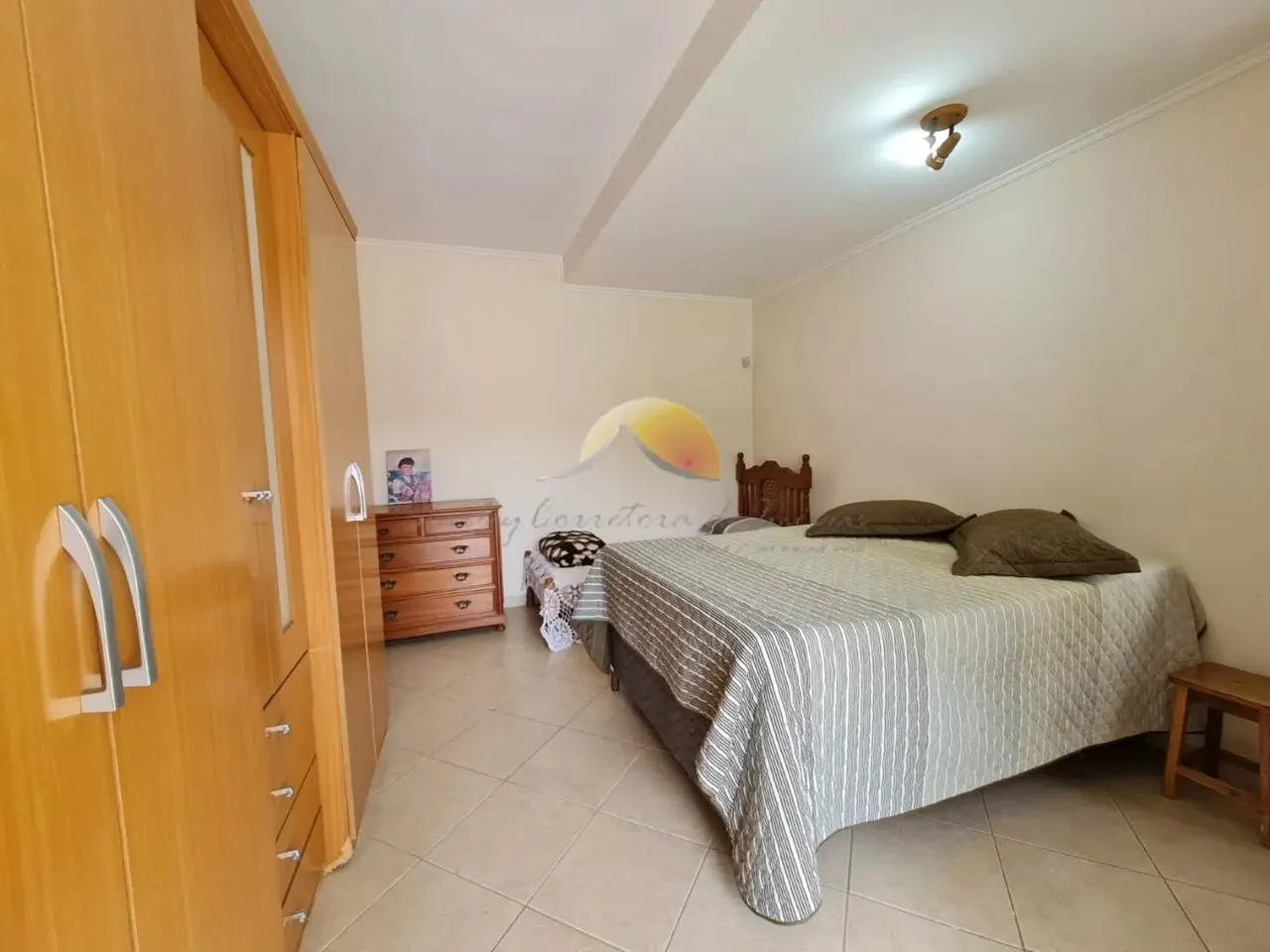 Foto 8 de Casa de 3 quartos (2 suítes) com sacadas e garagem para 3 carros, Centro