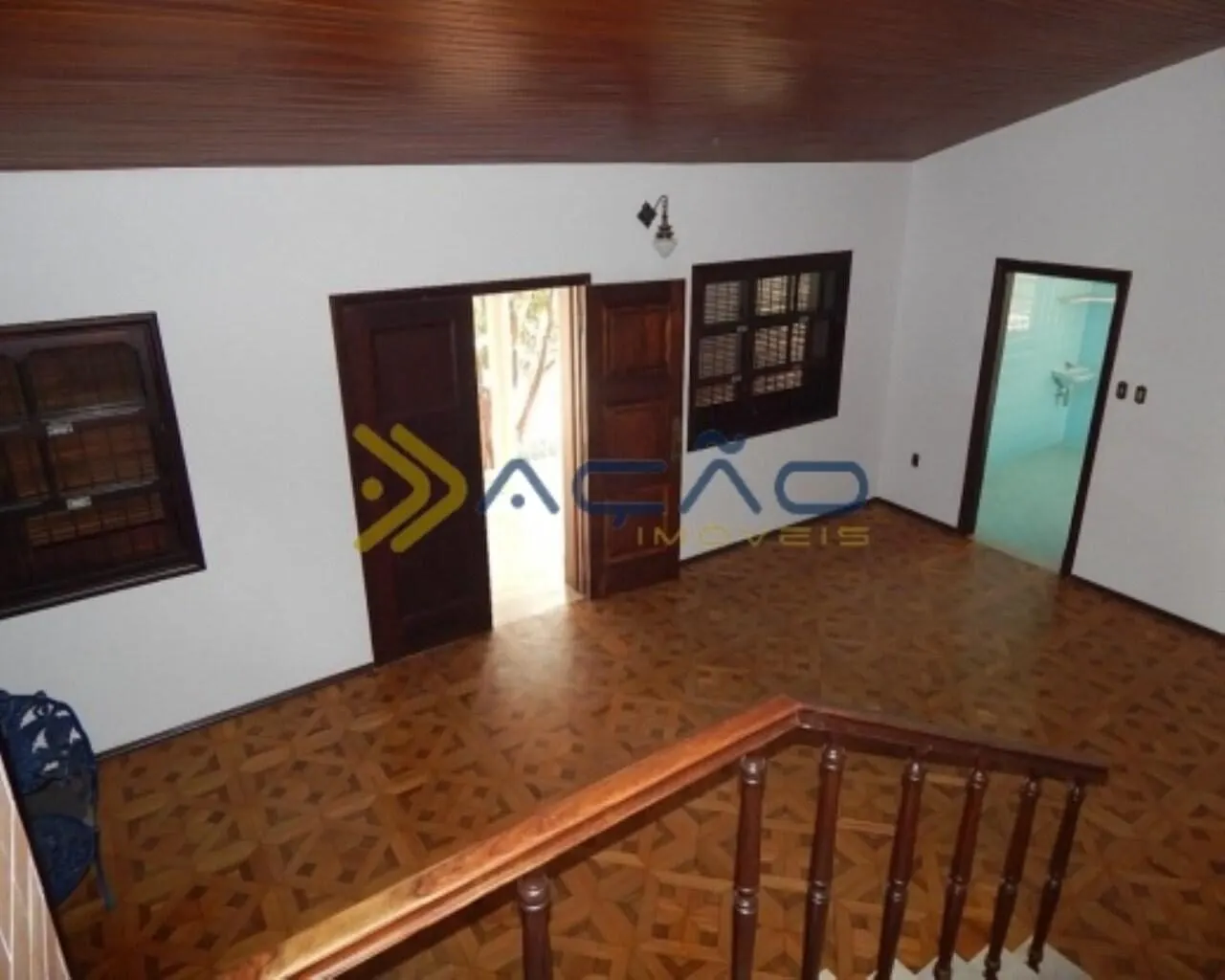 Foto 3 de Casa de 3 quartos (1 suíte) com casa de caseiro e jardim amplo, Morro Chic