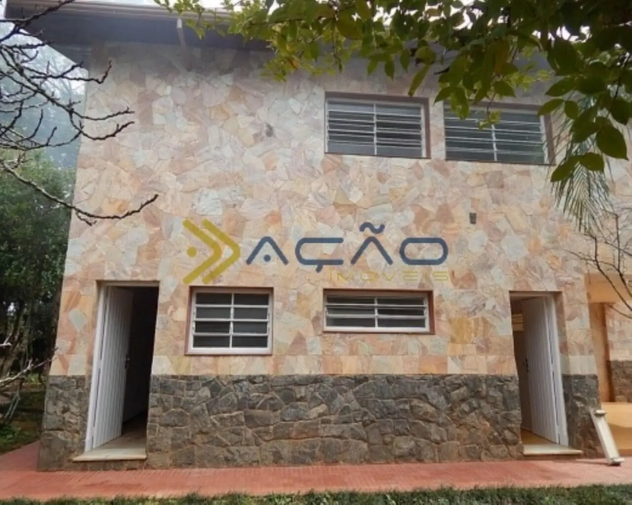 Foto 5 de Casa de 3 quartos (1 suíte) com casa de caseiro e jardim amplo, Morro Chic