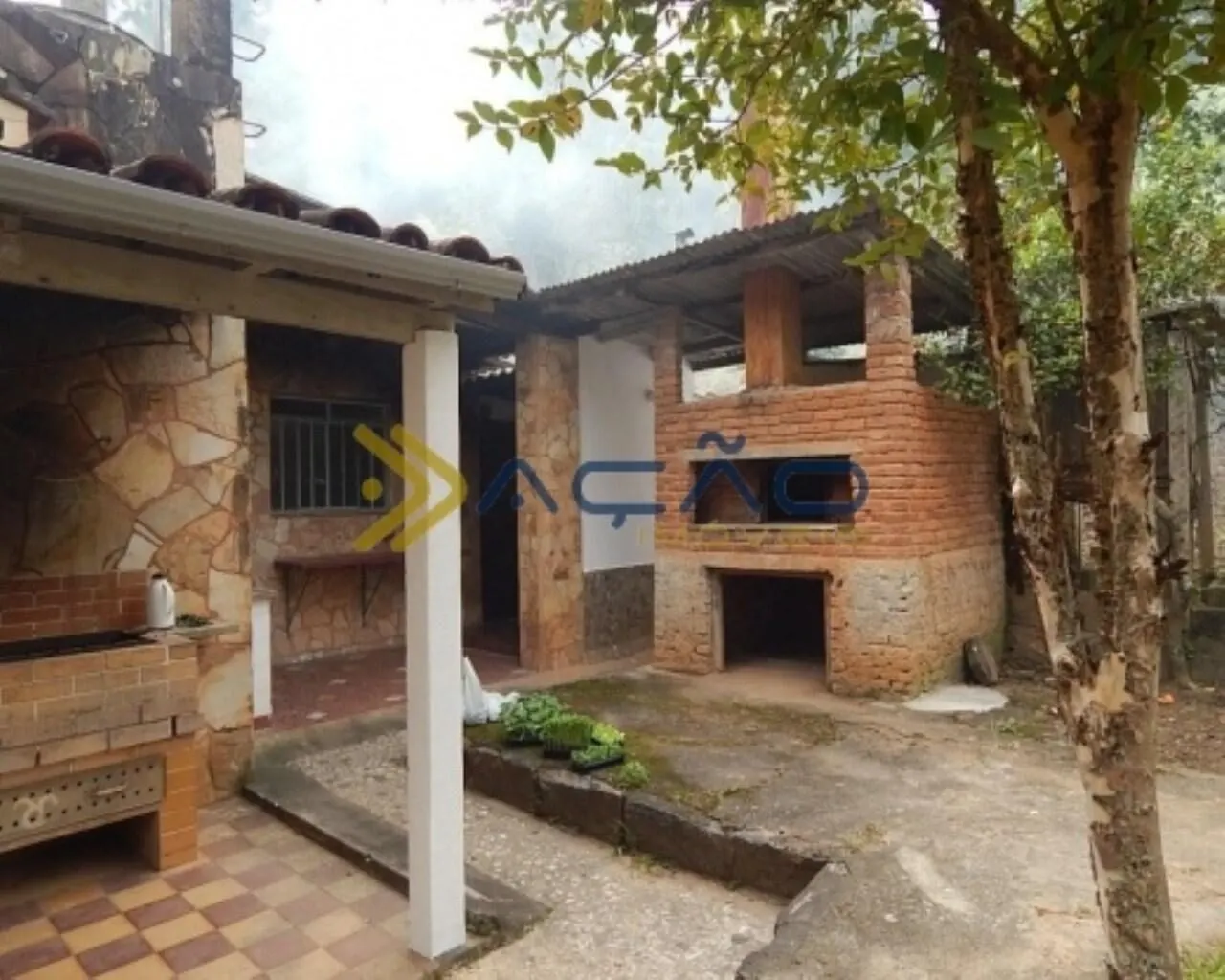 Foto 6 de Casa de 3 quartos (1 suíte) com casa de caseiro e jardim amplo, Morro Chic