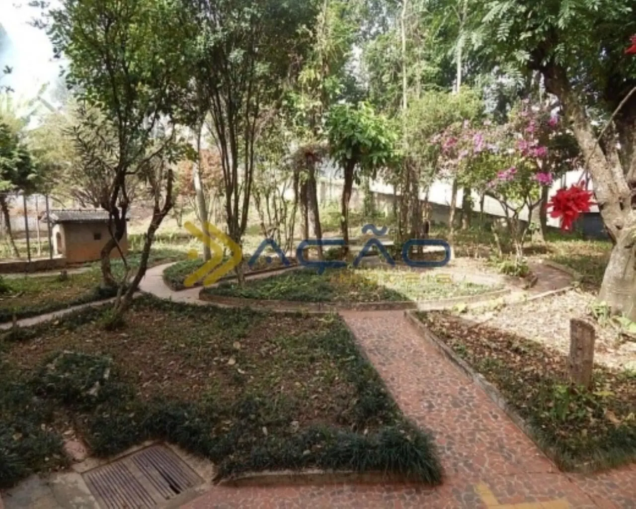Foto 8 de Casa de 3 quartos (1 suíte) com casa de caseiro e jardim amplo, Morro Chic