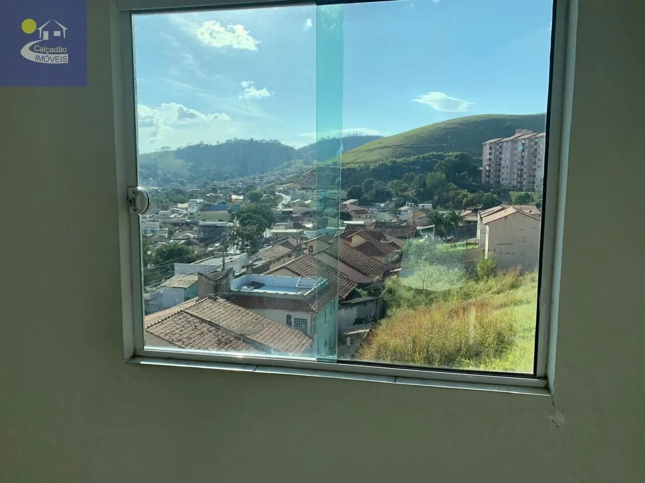 Foto 2 de Casa de 3 quartos (1 suíte) com garagem para 4 carros e vista da cidade, Morro Chic