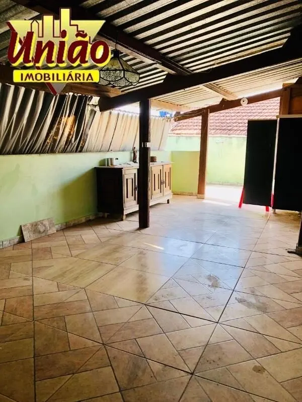 Foto 2 de Casa de 3 quartos (1 suíte) com área coberta nos fundos, Estiva