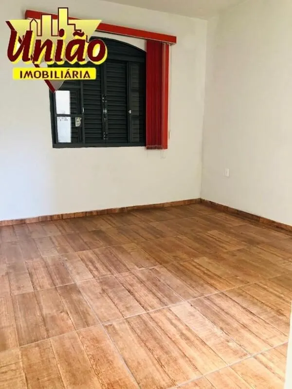 Foto 4 de Casa de 3 quartos (1 suíte) com área coberta nos fundos, Estiva