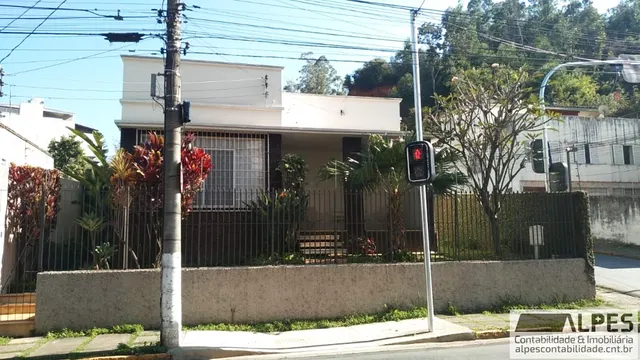 Foto 1 de Casa de 3 quartos (1 suíte) com edícula e jardim, Centro