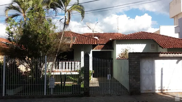 Casa térrea de 3 quartos (1 suíte) com edícula, churrasqueira e garagem para 4 carros, Varginha