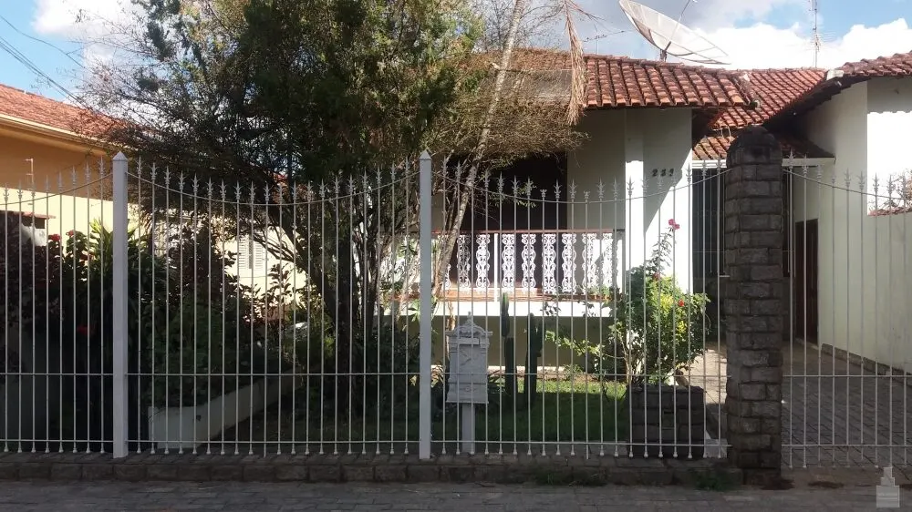 Foto 2 de Casa térrea de 3 quartos (1 suíte) com edícula, churrasqueira e garagem para 4 carros, Varginha