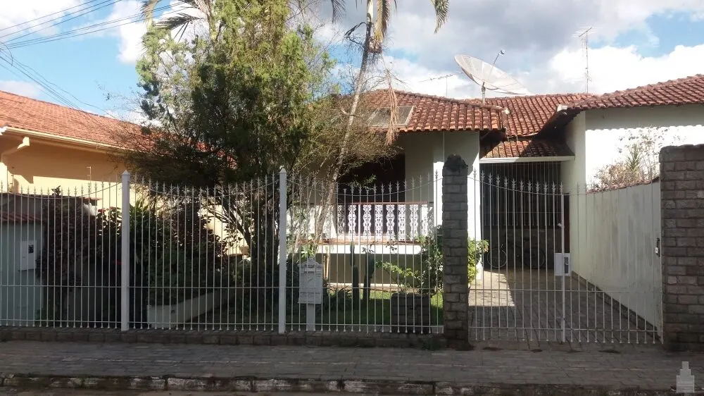 Foto 3 de Casa térrea de 3 quartos (1 suíte) com edícula, churrasqueira e garagem para 4 carros, Varginha