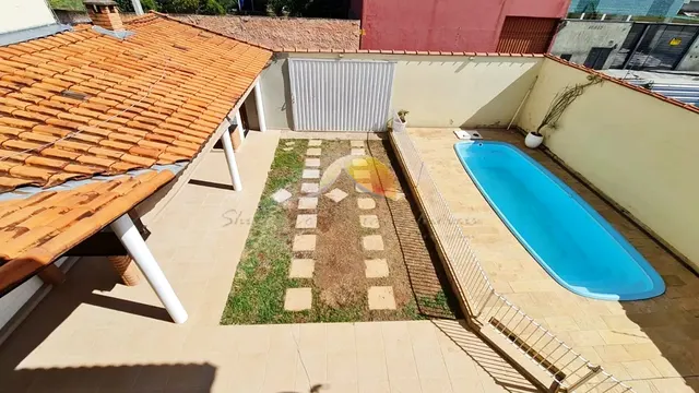 Sobrado de 3 quartos (1 suíte) com piscina, churrasqueira e garagem para 5 carros, São Vicente