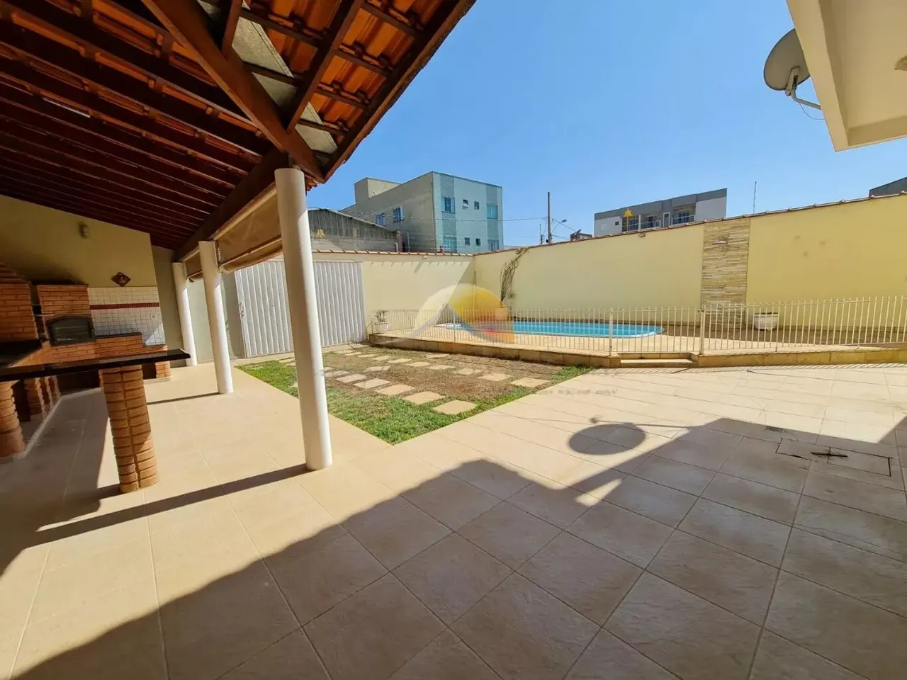Foto 2 de Sobrado de 3 quartos (1 suíte) com piscina, churrasqueira e garagem para 5 carros, São Vicente