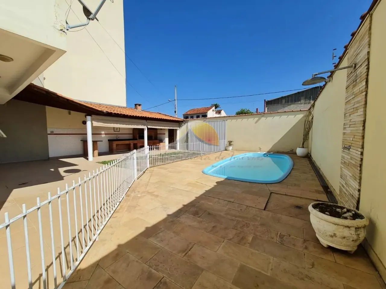 Foto 3 de Sobrado de 3 quartos (1 suíte) com piscina, churrasqueira e garagem para 5 carros, São Vicente