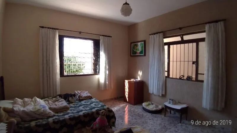 Foto 4 de Casa de 3 quartos com escritório, quintal amplo e garagem, Medicina