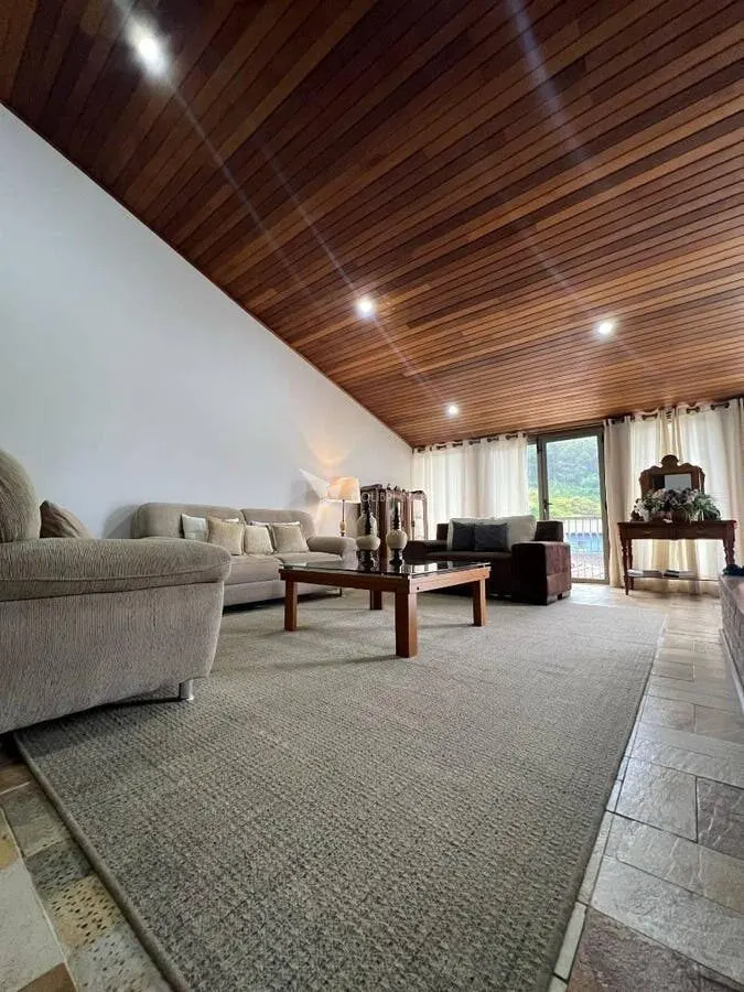 Foto 3 de Casa de 3 suítes com piscina, lareira, escritório e 6 vagas, Pinheirinho
