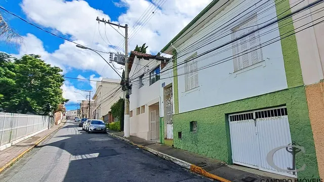 Casa antiga de 4 quartos com garagem, boa para uso comercial, Centro