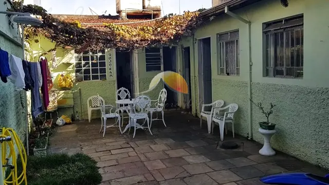 Casa de 4 quartos (1 suíte) com quintal, em ponto comercial, Centro