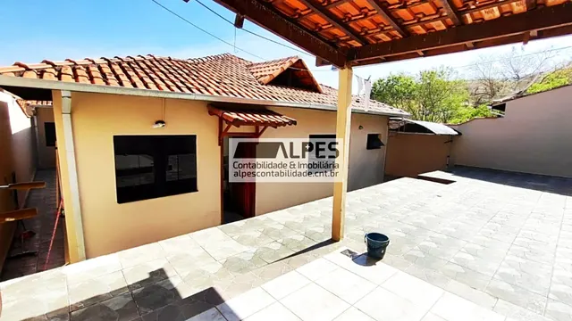 Foto 1 de Casa de 4 quartos (1 suíte) com terraço e churrasqueira, Medicina