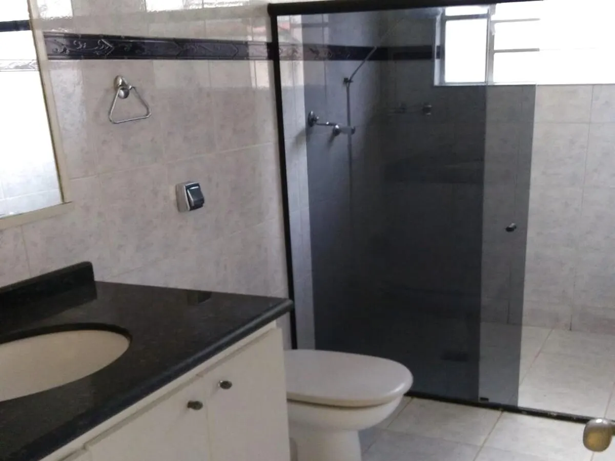 Foto 5 de Casa de 4 quartos (1 suíte) com área de churrasco no piso superior, Medicina