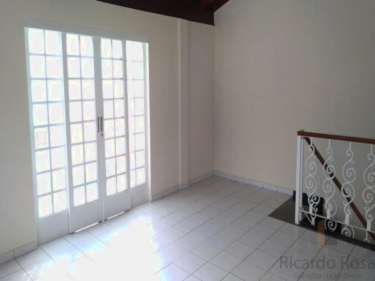 Foto 6 de Casa de 4 quartos (1 suíte) com área de churrasco no piso superior, Medicina