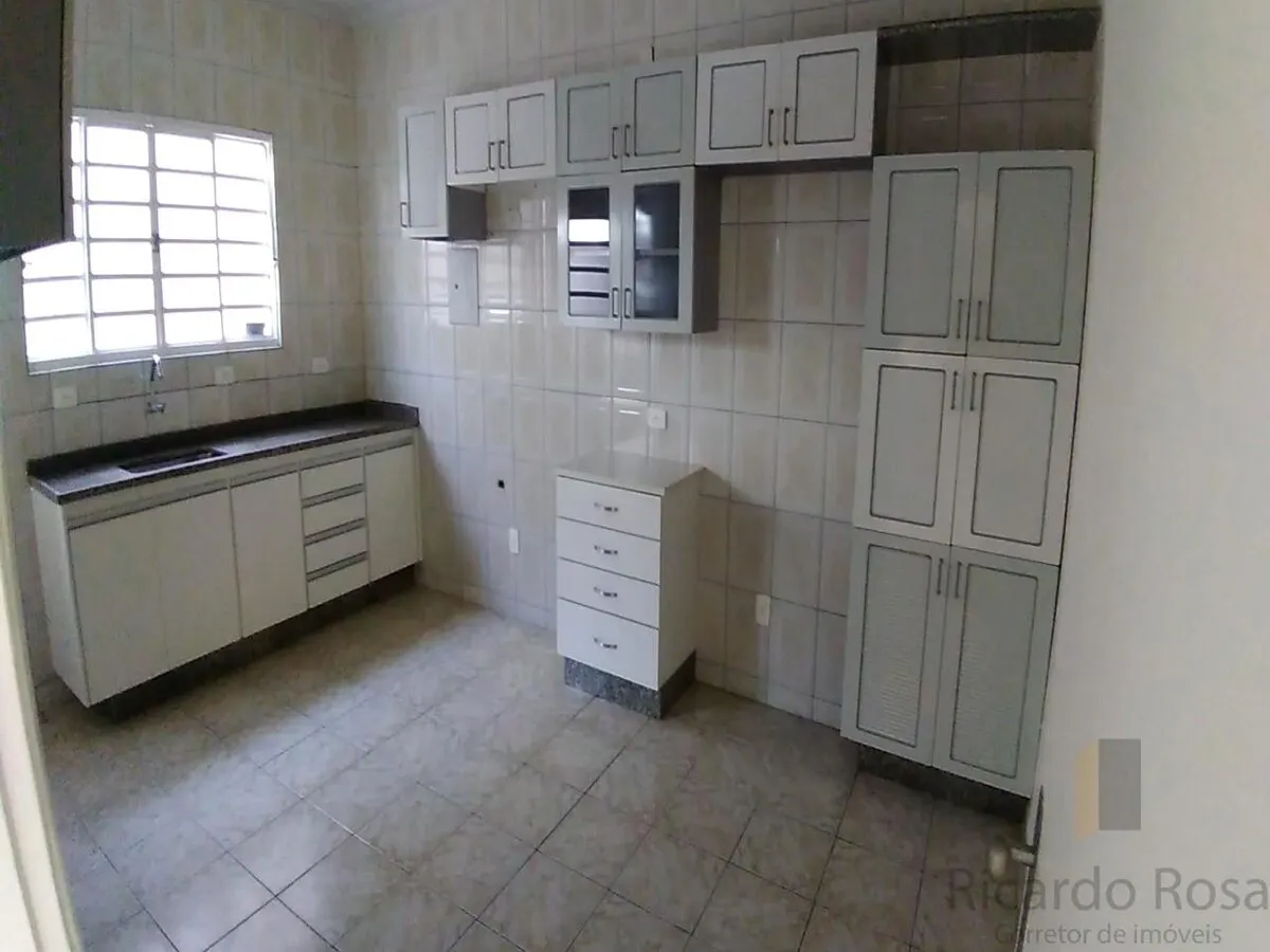 Foto 8 de Casa de 4 quartos (1 suíte) com área de churrasco no piso superior, Medicina