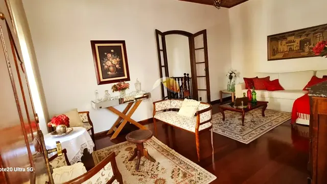 Foto 1 de Casa de 4 quartos (1 suíte) com garagem para 3 carros, Centro