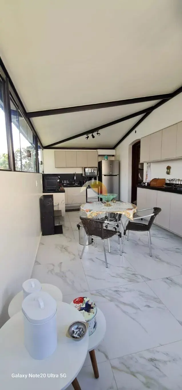 Foto 4 de Casa de 4 quartos (1 suíte) com garagem para 3 carros, Centro