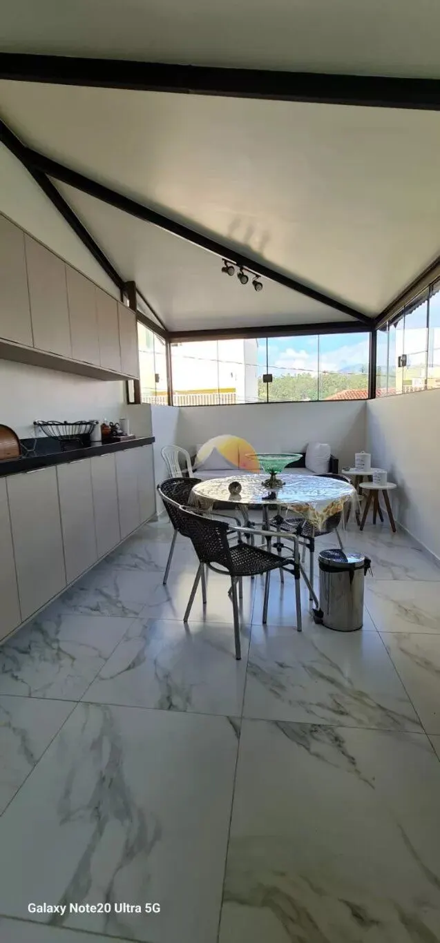 Foto 5 de Casa de 4 quartos (1 suíte) com garagem para 3 carros, Centro