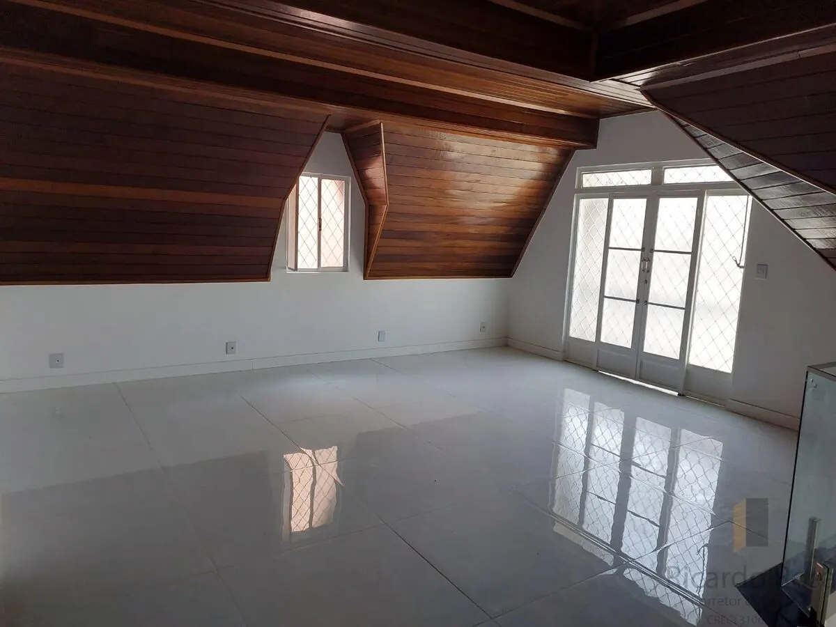 Foto 4 de Casa de 4 quartos (2 suítes) com 3 salas e área de churrasco, Medicina