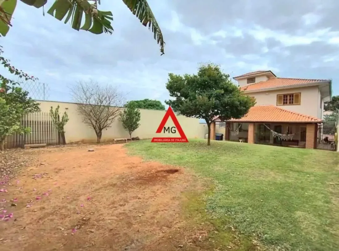 Foto 3 de Casa de 4 quartos (1 suíte) com escritório e quintal, Morro Chic