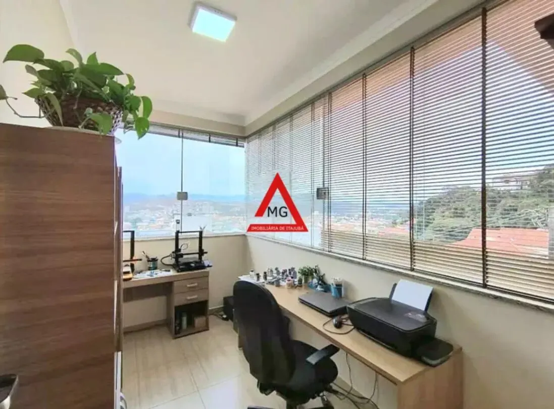 Foto 4 de Casa de 4 quartos (1 suíte) com escritório e quintal, Morro Chic