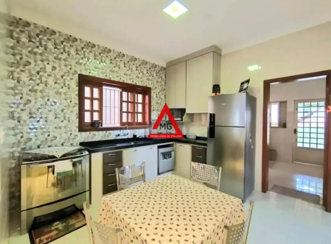 Foto 5 de Casa de 4 quartos (1 suíte) com escritório e quintal, Morro Chic