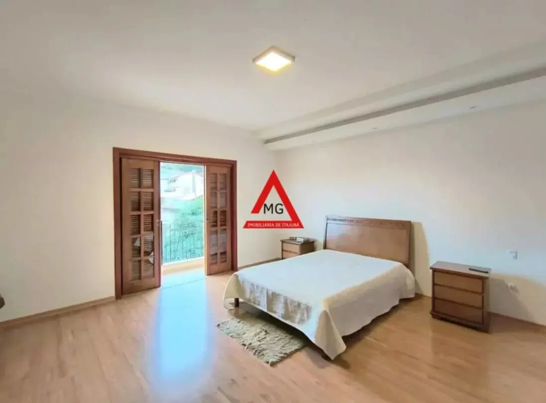 Foto 6 de Casa de 4 quartos (1 suíte) com escritório e quintal, Morro Chic