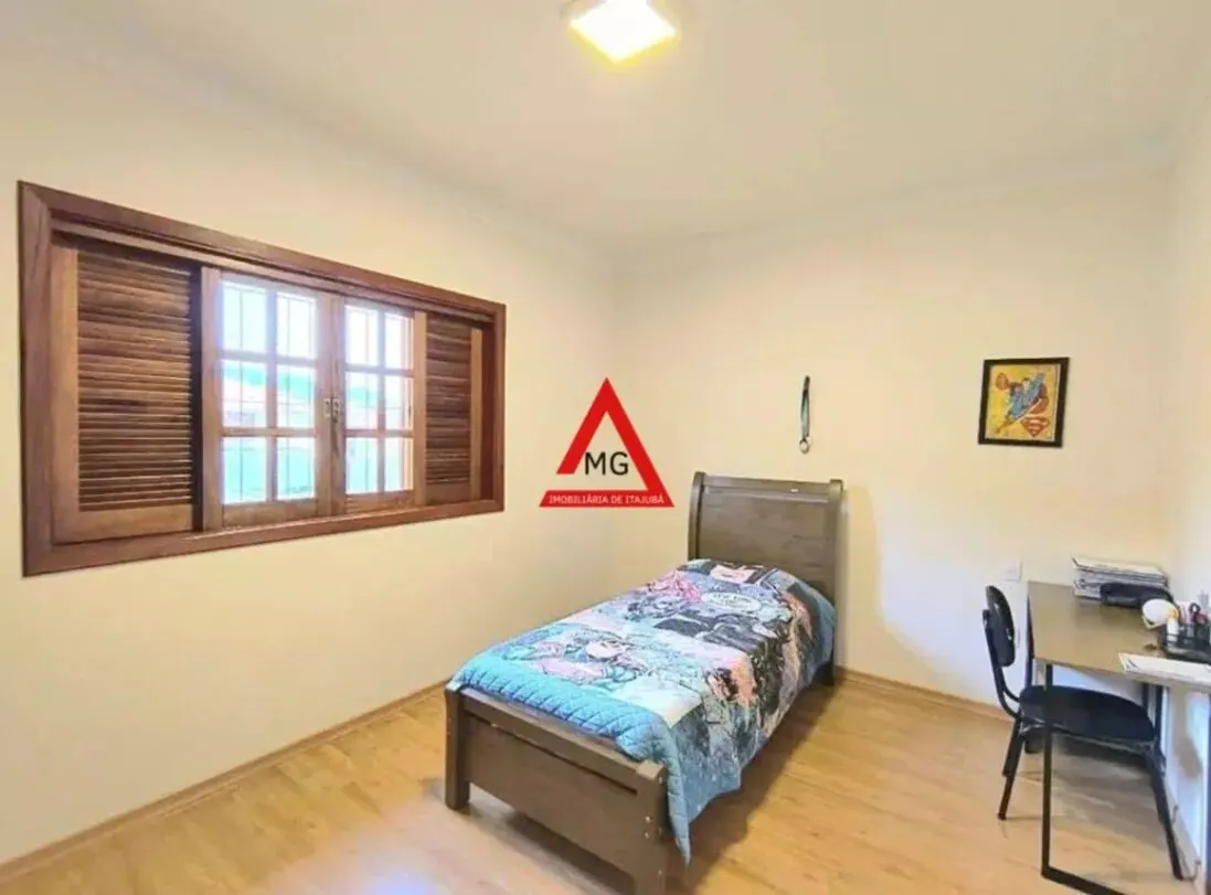 Foto 7 de Casa de 4 quartos (1 suíte) com escritório e quintal, Morro Chic