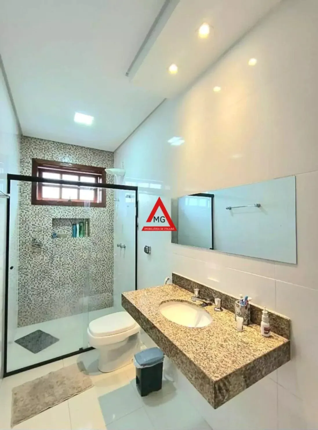 Foto 8 de Casa de 4 quartos (1 suíte) com escritório e quintal, Morro Chic