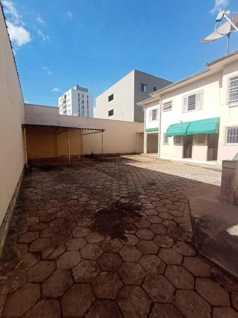 Foto 2 de Casa de 4 quartos (1 suíte) com área gourmet e garagem para até 10 carros, Varginha