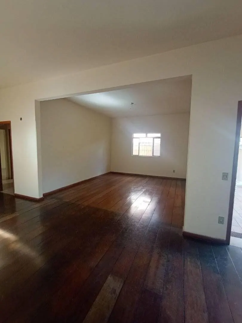 Foto 3 de Casa de 4 quartos (1 suíte) com área gourmet e garagem para até 10 carros, Varginha