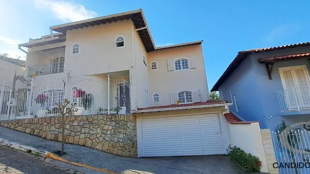 Foto 1 de Casa de 4 quartos (2 suítes) com quintal gramado e área gourmet, Pinheirinho