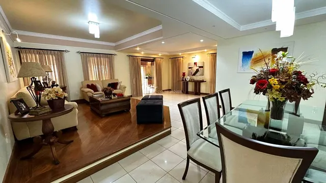 Foto 1 de Casa de 4 quartos (3 suítes) com área gourmet e garagem para 8 carros, Morro Chic