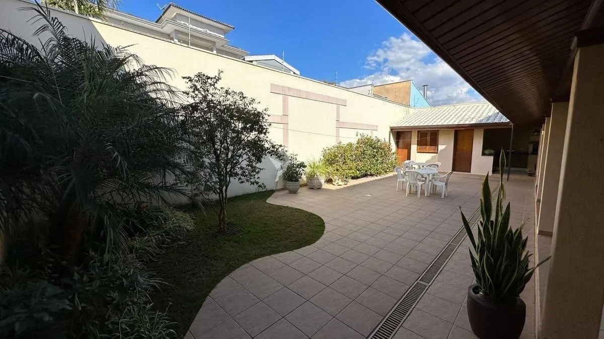 Foto 2 de Casa de 4 quartos (3 suítes) com área gourmet e garagem para 8 carros, Morro Chic