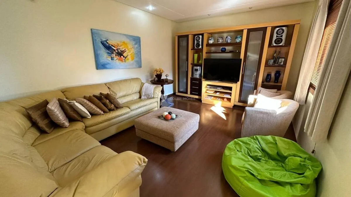 Foto 3 de Casa de 4 quartos (3 suítes) com área gourmet e garagem para 8 carros, Morro Chic