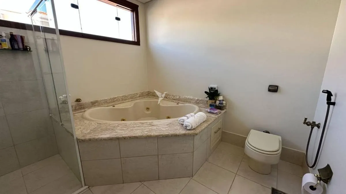 Foto 8 de Casa de 4 quartos (3 suítes) com área gourmet e garagem para 8 carros, Morro Chic