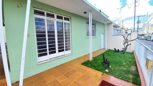 Casa de 4 quartos (1 suíte) com quintal amplo e 6 vagas, Morro Chic