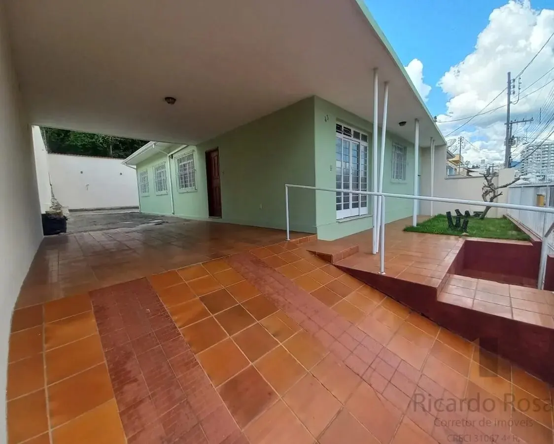 Foto 2 de Casa de 4 quartos (1 suíte) com quintal amplo e 6 vagas, Morro Chic