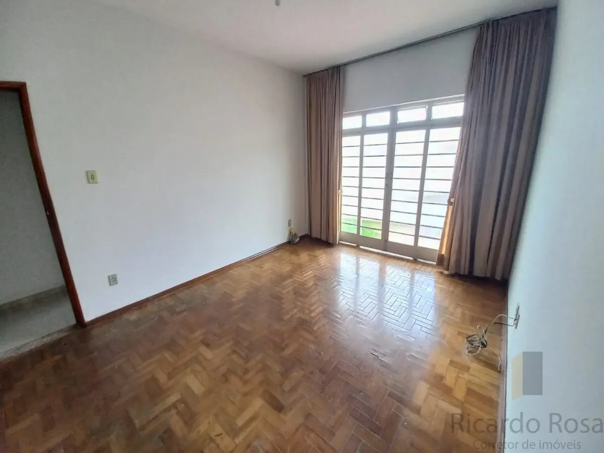 Foto 3 de Casa de 4 quartos (1 suíte) com quintal amplo e 6 vagas, Morro Chic