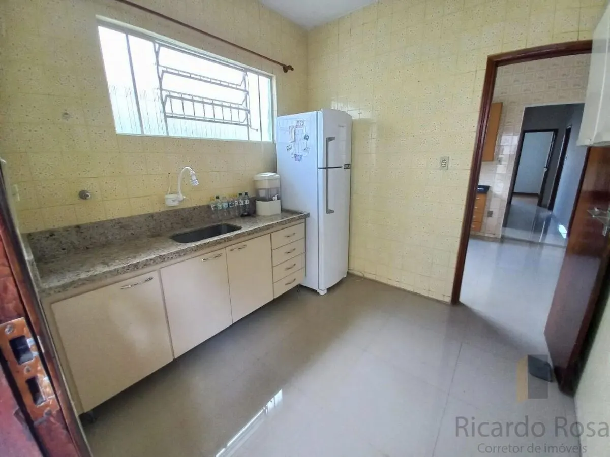 Foto 6 de Casa de 4 quartos (1 suíte) com quintal amplo e 6 vagas, Morro Chic