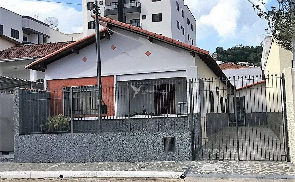 Foto 3 de Casa de 4 quartos com edícula e garagem para 3 carros, Morro Chic