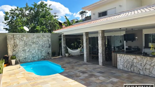 Foto 1 de Casa de 4 quartos (2 suítes) com piscina aquecida e energia solar, Pinheirinho